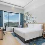 L-Holiday-Inn-Suites-Siracha-Laemchabang_Standard-room.JPG
